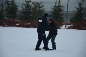 Policjant i młodzież na stoku narciarskim