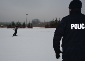 Policjant i młodzież na stoku narciarskim