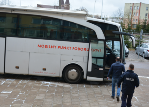 Policjanci przed krwiobusem