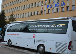 krwiobus przed budynkiem Policji