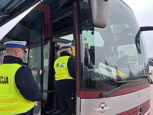 policjanci wsiadają do autobusu