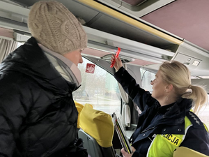 Policjantka z odblaskami w autobusie