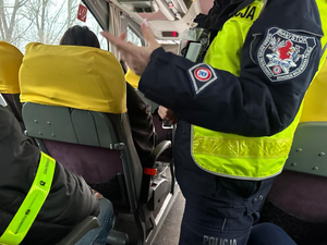 Policjantka z odblaskami w autobusie