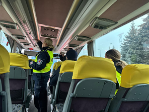 Policjantka z odblaskami w autobusie