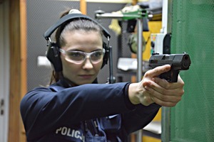Policjantka z bronią