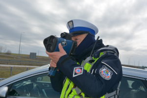 Policjant mierzy prędkość