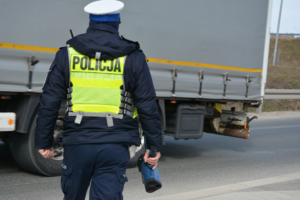 Policjant z miernikiem prędkości