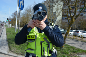 Policjant mierzy prędkość