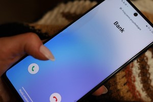na smartfonie wyświetlone napis bank