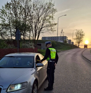 Policjant bada trzeźwość kierowcy