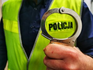 Policjant trzyma kajdanki