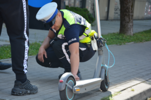 Policjant przy hulajnodze