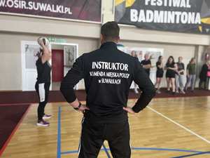 Policjant na sali sportowej