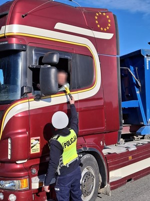 Policjant bada trzeźwość kierującego
