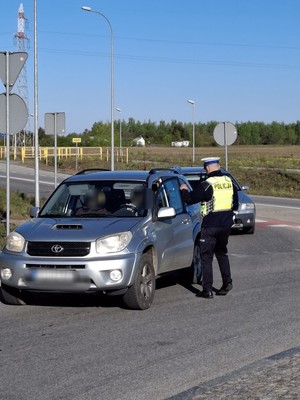 Policjant bada trzeźwość kierującego