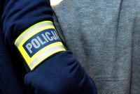 opaska z napisem policja na rekawie