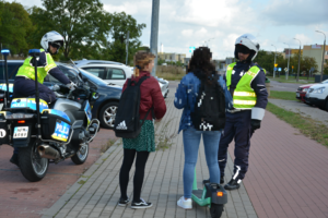 Policjanci i kobiety na hulajnogach