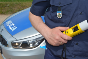 Policjant z promilerem w tle radiowóz