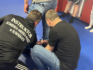 ćwiczenia z zakładania kajdanek na macie