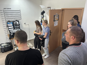 studenci w pracowni technika kryminalistyki