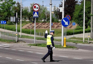 Policjant kieruje ruchem