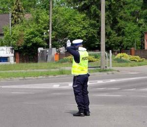 Policjant kieruje ruchem