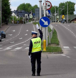 Policjant kieruje ruchem