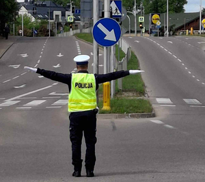 Policjant kieruje ruchem