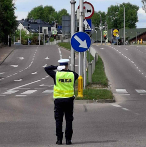 Policjant kieruje ruchem