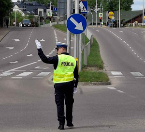 Policjant kieruje ruchem