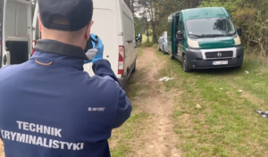 technik kryminalistyki wykonujący zdjęcie w trakcie czynności służbowych