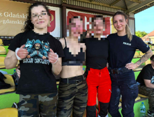 Policjantka z innymi kobietami