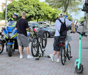 Policjant sprawdza rowerzystów