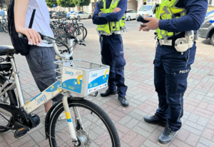 Policjanci kontrolują rowerzystę