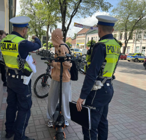 Policjanci kontrolują użytkującego hulajnogę elektryczną