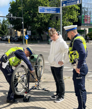 Policjanci kontrolują rowerzystę