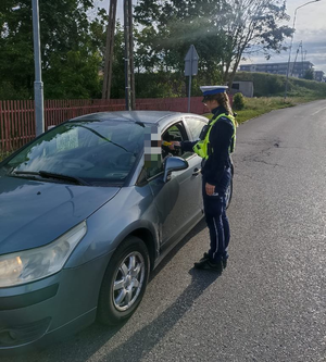 Policjantka bada trzeźwość kierowcy