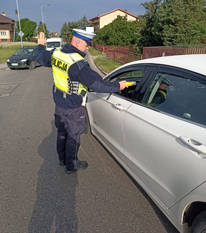 Policjant bada trzeźwość kierowcy