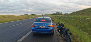 widok na drogę radiowóz i rowery