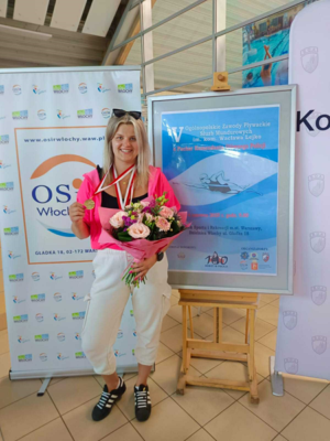kobieta z medalami i kwiatami