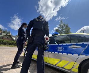 Policjanci przy radiowozie
