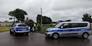 radiowozy policyjne i policjanci