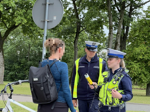 policjanci badają trzeźwość