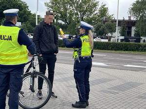 policjanci badają trzeźwość rowerzysty