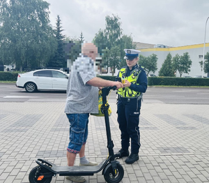 policjanci badają trzeźwość kierującego hulajnogą