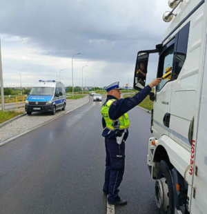 Policjant bada trzeźwość