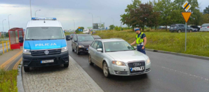 Policjant bada trzeźwość kierowcow