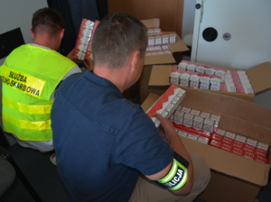 Policjant i pracownik KAS liczą papierosy bez akcyzy