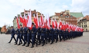 policjanci z flagami
