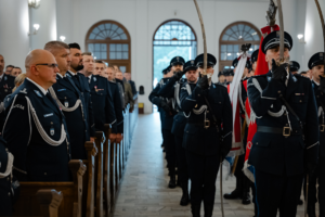 święto policji Policjanci w Kościele ze sztandarami